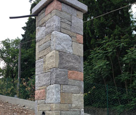 Pilastro in pietra mista con posa finto secco